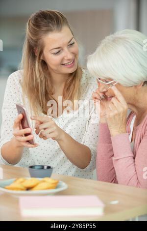 Mutter und Tochter mit elektronischem Gerät Stockfoto