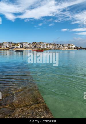 Flaches, ruhiges Wasser und Boote im Hafen von St Ives bei Flut an einem sonnigen Septembertag mit blauem Himmel, Cornwall, England, Großbritannien Stockfoto