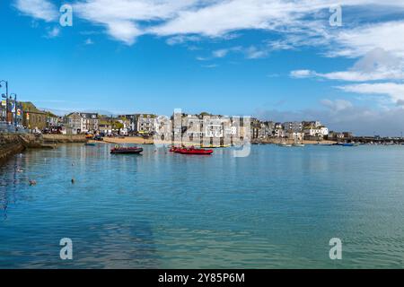 Flaches, ruhiges Wasser und Boote im Hafen von St Ives bei Flut an einem sonnigen Septembertag mit blauem Himmel, Cornwall, England, Großbritannien Stockfoto