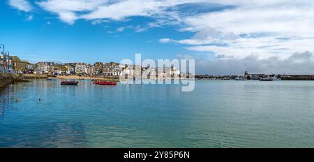 Panoramablick auf flaches, ruhiges Wasser und Boote im Hafen von St Ives bei Flut an einem sonnigen Septembertag mit blauem Himmel, Cornwall, England, Großbritannien Stockfoto