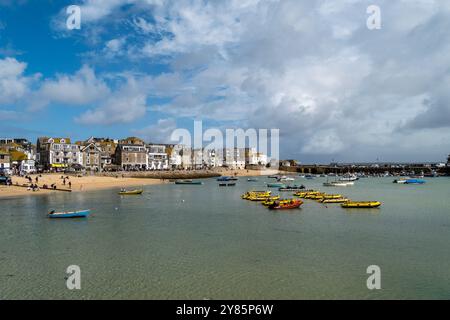 Flaches, ruhiges Wasser und Boote im Hafen von St Ives bei Flut an einem sonnigen Septembertag mit blauem Himmel, Cornwall, England, Großbritannien Stockfoto