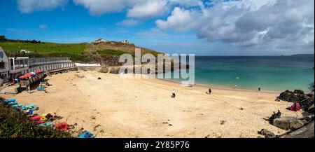 Panoramablick auf den wunderschönen Sandstrand Porthgwidden mit einer Reihe von Ferienhütten an einem sonnigen Tag im September, St. Ives, Cornwall, England, Großbritannien Stockfoto