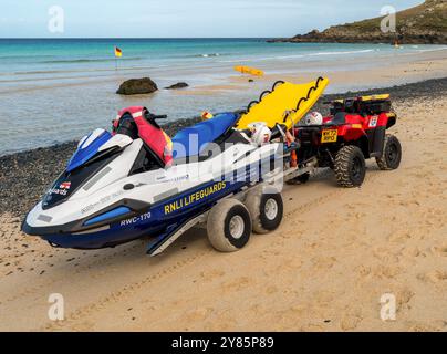 RNLI Lifeguard Jet Ski auf Trailer mit Quad Bike am Porthmeor Beach, St. Ives, Cornwall, England, Großbritannien Stockfoto