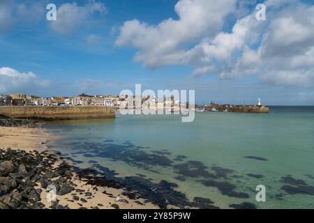 Hübscher Eingang zum Hafen von St. Ives im September, von Porthminster Beach aus gesehen, Cornwall, England, Großbritannien. Stockfoto