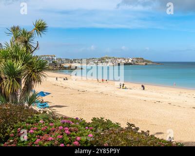 Wunderschöner Porthminster Beach mit der Küstenstadt St. Ives in der Ferne im September, Cornwall, England, Großbritannien Stockfoto