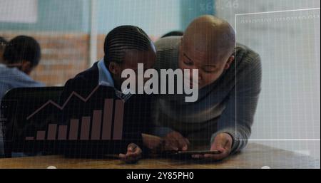 Analyse von Datenbildern über Lehrer und Schüler mithilfe eines Tablets im Klassenzimmer Stockfoto