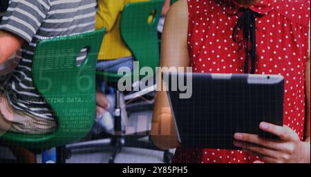 Binärcode-Bild über Schüler, die im Klassenzimmer studieren Stockfoto