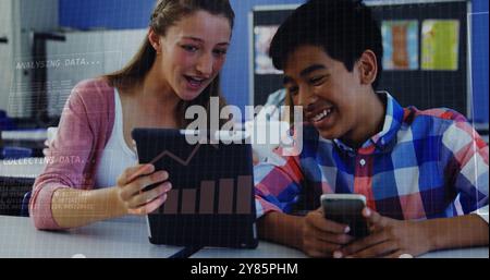 Binärcode-Bild über Schüler mit Tablet und Smartphone im Klassenzimmer Stockfoto