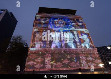 Essen, Deutschland. Oktober 2024. Das Kreativproduktionsstudio Kurbas Pro aus der Ukraine projiziert eine Videokarte während der Eröffnung des Essen Light Festivals 2024 in Essen am 2. Oktober 2024. (Foto von Ying Tang/NurPhoto)0 Credit: NurPhoto SRL/Alamy Live News Stockfoto