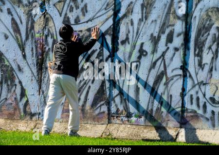 Gedenkstätte Berliner Mauer - Gedenkstätte Berliner Mauer, Bernauer Straße Berlin Deutschland Tourist versucht die Kraft der Mauer Stockfoto