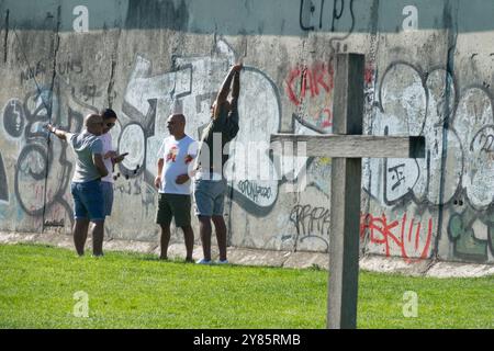 Menschen Touristen Tourismus Touristen Besuchergruppe, Gedenkstätte Berliner Mauer Berlin Deutschland Europa Stockfoto