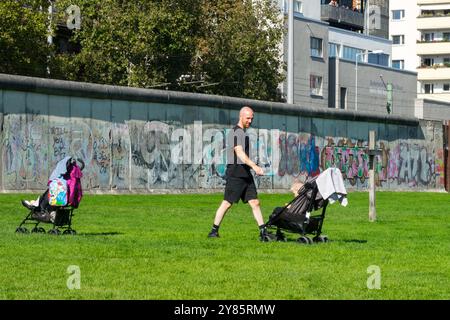 Mann und Kleinkind im Kinderwagen Besuchen Sie die Gedenkstätte Berliner Mauer Berlin Europe Bernauer Straße Stockfoto