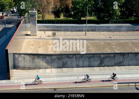 Bernauer Straße Menschen Touristen Radfahrer fahren entlang der Gedenkstätte Berliner Mauer Mauer historische Überreste Deutschland Stockfoto