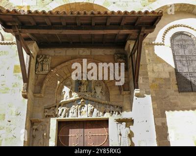 Clermont Ferrand. Tympanon der romanischen Kirche Notre Dame du Port. Puy de Dome. Auvergne Rhone Alpes. Frankreich Stockfoto