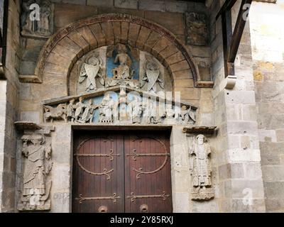 Clermont Ferrand. Tympanon der romanischen Kirche Notre Dame du Port. Puy de Dome. Auvergne Rhone Alpes. Frankreich Stockfoto