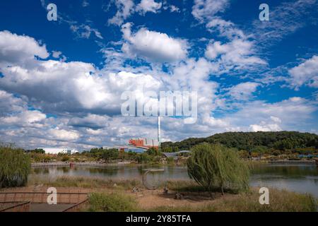 Ein malerischer Blick auf den Gimpo Lake Park mit einem ruhigen See und üppigem Grün unter einem leuchtend blauen Himmel mit flauschigen Wolken. Die friedliche Atmosphäre i Stockfoto