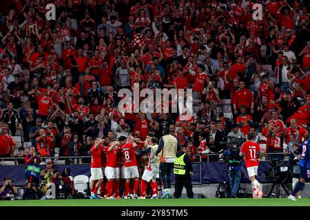 Portugal. September 2024. Alexander Bah, Verteidiger von SL Benfica, feiert, nachdem er während des Fußballspiels der UEFA Champions League zwischen SL Benfica und Atletico Madrid am 2. Oktober 2024 im Estadio da Luz in Lissabon ein Tor geschossen hat. UEFA Champions League - SL Benfica vs Atletico Madrid (Valter Gouveia/SPP) Credit: SPP Sport Pressefoto. /Alamy Live News Stockfoto