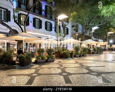 Abendessen im Freien am Abend im Zentrum von Funchal, Madeira. Stockfoto