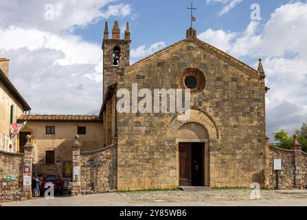 Monteriggioni, Italien - 17. September 2022: Alte Kirche der Heiligen Maria der Himmelfahrt im Dorf Monteriggioni in der Toskana bei Siena. Italien Stockfoto