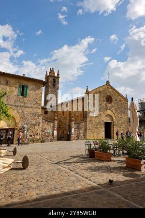 Monteriggioni, Italien - 17. September 2022: Piazza Roma in Monteriggioni, mittelalterliche Stadtmauer. Toskana, Italien Stockfoto