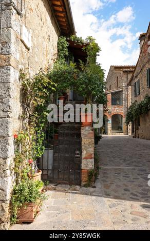 Monteriggioni, Italien - 17. September 2022: Malerische Straße in Monteriggioni, mittelalterliche Stadtmauer in der Nähe von Siena in der Toskana, Italien Stockfoto