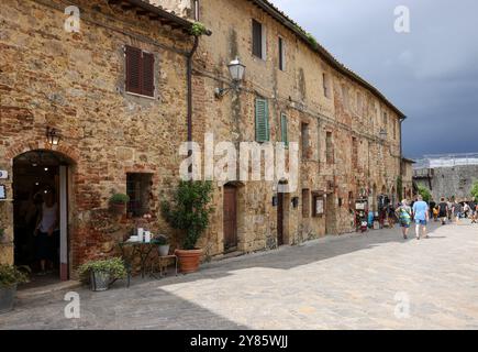 Monteriggioni, Italien - 17. September 2022: Malerische Straße in Monteriggioni, mittelalterliche Stadtmauer in der Nähe von Siena in der Toskana, Italien Stockfoto