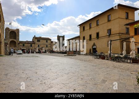 Monteriggioni, Italien - 17. September 2022: Piazza Roma in Monteriggioni, mittelalterliche Stadtmauer. Toskana, Italien Stockfoto