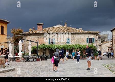 Monteriggioni, Italien - 17. September 2022: Piazza Roma in der mittelalterlichen Stadt Monteriggioni, kurz vor einem herannahenden großen Sturm. Toskana, Italien Stockfoto