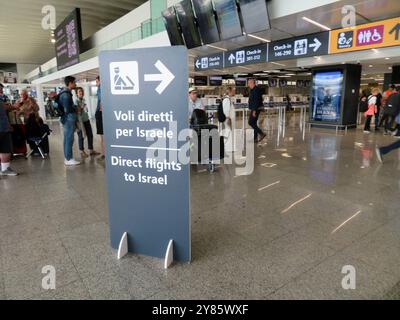 Rom, Italien. Oktober 2024. Ein Banner zeigt einen speziellen Weg für Direktflüge nach Israel am Flughafen Fiumicino in Rom, Italien, am 2. Oktober 2024. Aus Sicherheitsgründen und aus Angst vor terroristischen Angriffen müssen Passagiere von Flügen nach Israel die üblichen Warteschlangen umgehen und sich zur Passkontrolle begeben. (Foto: Elisa Gestri/SIPA USA) Credit: SIPA USA/Alamy Live News Stockfoto