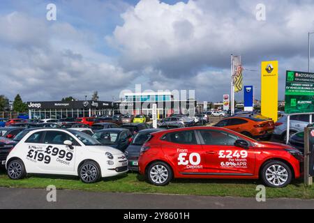 Autos zum Verkauf auf dem Vorplatz im Ausstellungsraum. Stockfoto