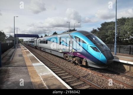 TransPennine Express 'Nova 1' Bimode Klasse 802 802211 hält am Bahnhof Althorpe an, mit dem Zug 3Q11 1041 Heaton nach Cleethorpes am 24.9.2008. Stockfoto