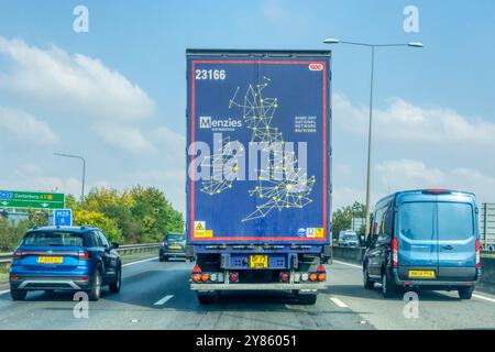 Menzies Verteilerwagen auf der Autobahn M25. Stilisierte Karte des Vertriebsnetzes des Unternehmens auf der Rückseite des Lastwagens. Stockfoto