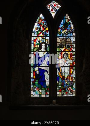 Modernes Buntglasfenster in der Kirche All Saints, Mears Ashby, Northamptonshire, Großbritannien; Auftrag von Sir Edmund Stockdale von Lawrence Lee Stockfoto