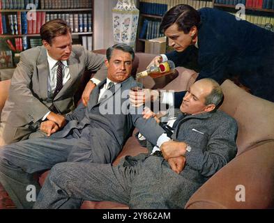 Cary Grant wird gehalten und Martin Landau gießt Whiskey - North by Northwest (Alfred Hitchcock, MGM, 1959) Werbefoto Stockfoto