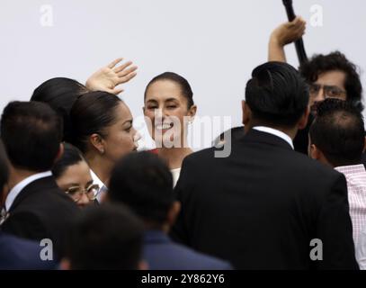 Nicht exklusiv: Die erste mexikanische Präsidentin Claudia Sheinbaum Pardo, die bei der Zeremonie der Übergabe des Kommandostabs durch die Repr Stockfoto