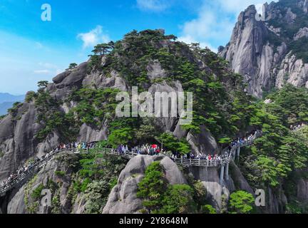 Peking, China. Oktober 2024. Ein Drohnenfoto zeigt Touristen, die den Berg Huangshan in der ostchinesischen Provinz Anhui am 2. Oktober 2024 besuchen. Quelle: Shi Yalei/Xinhua/Alamy Live News Stockfoto