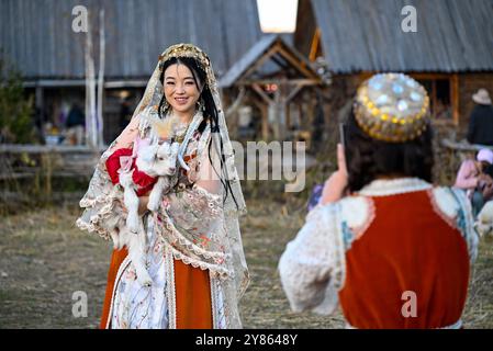 Peking, Chinas Autonome Region Xinjiang Uygur. Oktober 2024. Ein Tourist posiert für Fotos im Dorf HEMU in Altay, Nordwestchinas autonomer Region Xinjiang Uygur, 2. Oktober 2024. Quelle: Chen Shuo/Xinhua/Alamy Live News Stockfoto