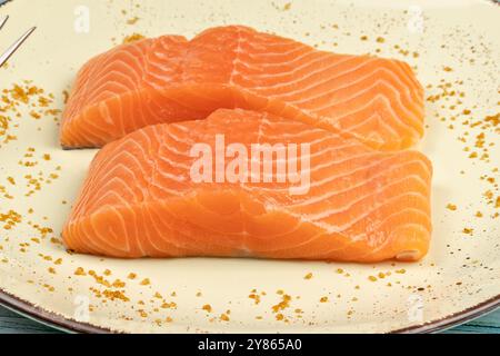 Lachsstücke, die in einer Pfanne kochen Stockfoto