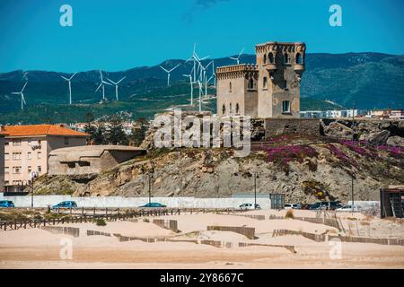 Altes Schloss von Guzman El Bueno und Küste von Tarifa in Spanien, Blick vom Strand Stockfoto