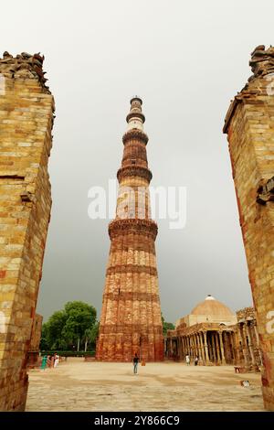 Der Qutab Minar in Mehrauli, Süd-Delhi, Delhi, Indien. Stockfoto