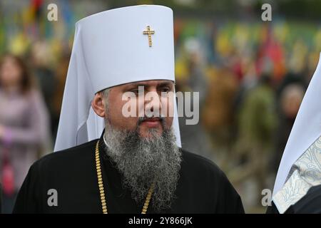 Lemberg, Ukraine - 1. Oktober 2024: Der Metropolit Epiphanius von Kiew und der ganzen Ukraine auf dem Lytschakiw-Friedhof anlässlich des Tages der ukrainischen Verteidiger in Lemberg. Stockfoto