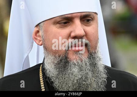 Lemberg, Ukraine - 1. Oktober 2024: Der Metropolit Epiphanius von Kiew und der ganzen Ukraine auf dem Lytschakiw-Friedhof anlässlich des Tages der ukrainischen Verteidiger in Lemberg. Stockfoto