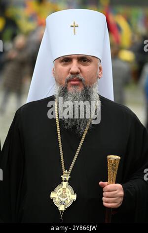 Lemberg, Ukraine - 1. Oktober 2024: Der Metropolit Epiphanius von Kiew und der ganzen Ukraine auf dem Lytschakiw-Friedhof anlässlich des Tages der ukrainischen Verteidiger in Lemberg. Stockfoto