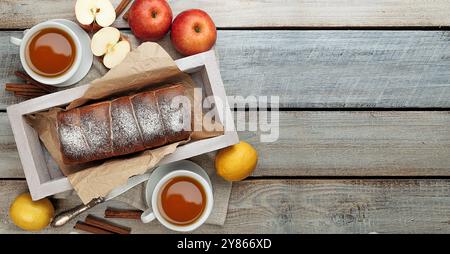 Köstlicher Herbst-Apfelkuchen umgeben von süßem Gebäck, ideal für eine Teeparty und fängt das Wesen des Herbstes ein. Draufsicht Stockfoto