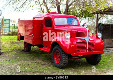 42 Dodge Dually, alter Feuerwehrwagen, 413 großer Block, 4-Gang, Hinterräder aus dem Wohnmobil der 70er Jahre Stockfoto