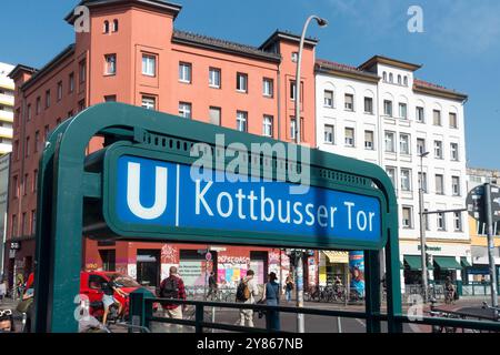 U-Bahn-Station Kottbusser Tor Kreuzberg Berlin Deutschland Europa Stockfoto