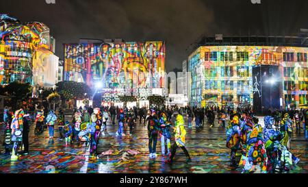 Essen, NRW, Deutschland. Oktober 2024. Besucher interagieren mit collagierten Kunstwerken aus dem Folkswang Museum, während der Kennedy Square in „Big Picture“ des Berliner Künstlers Daniel Margraf, dem diesjährigen Herzstück, in eine riesige Leinwand verwandelt wird. Eröffnungsabend des jährlichen Essen Light Festivals mit 16 großen, spektakulären Lichtinstallationen entlang einer Festivalwanderung durch die Stadt. Das Festival ist frei zu sehen und findet jeden Abend von Sonnenuntergang bis 23 Uhr vom 2. Bis 13. Oktober 2024 statt. Quelle: Imageplotter/Alamy Live News Stockfoto