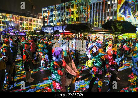 Essen, NRW, Deutschland. Oktober 2024. Besucher interagieren mit collagierten Kunstwerken aus dem Folkswang Museum, während der Kennedy Square in „Big Picture“ des Berliner Künstlers Daniel Margraf, dem diesjährigen Herzstück, in eine riesige Leinwand verwandelt wird. Eröffnungsabend des jährlichen Essen Light Festivals mit 16 großen, spektakulären Lichtinstallationen entlang einer Festivalwanderung durch die Stadt. Das Festival ist frei zu sehen und findet jeden Abend von Sonnenuntergang bis 23 Uhr vom 2. Bis 13. Oktober 2024 statt. Quelle: Imageplotter/Alamy Live News Stockfoto