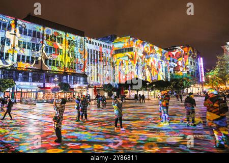 Essen, NRW, Deutschland. Oktober 2024. Besucher interagieren mit collagierten Kunstwerken aus dem Folkswang Museum, während der Kennedy Square in „Big Picture“ des Berliner Künstlers Daniel Margraf, dem diesjährigen Herzstück, in eine riesige Leinwand verwandelt wird. Eröffnungsabend des jährlichen Essen Light Festivals mit 16 großen, spektakulären Lichtinstallationen entlang einer Festivalwanderung durch die Stadt. Das Festival ist frei zu sehen und findet jeden Abend von Sonnenuntergang bis 23 Uhr vom 2. Bis 13. Oktober 2024 statt. Quelle: Imageplotter/Alamy Live News Stockfoto