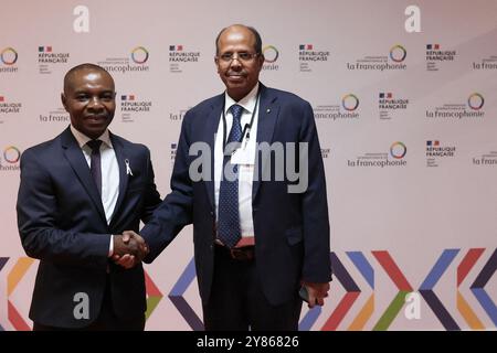 Paris, Frankreich. Oktober 2024. Der französische Staatssekretär für Frankophonie und internationale Partnerschaften, Thani Mohamed Soilihi, begrüßt den Minister für auswärtige Angelegenheiten und internationale Zusammenarbeit Dschibuti, Mahmud Ali Youssouf, anlässlich der 45. Tagung der Ministerkonferenz der Frankophonie im Ministerkonferenzzentrum (CCM) in Paris, Frankreich, am 3. Oktober 2024, kurz vor dem 19. Frankophonie-Gipfel. Foto: Stephane Lemouton/Pool/ABACAPRESS. COM Credit: Abaca Press/Alamy Live News Stockfoto